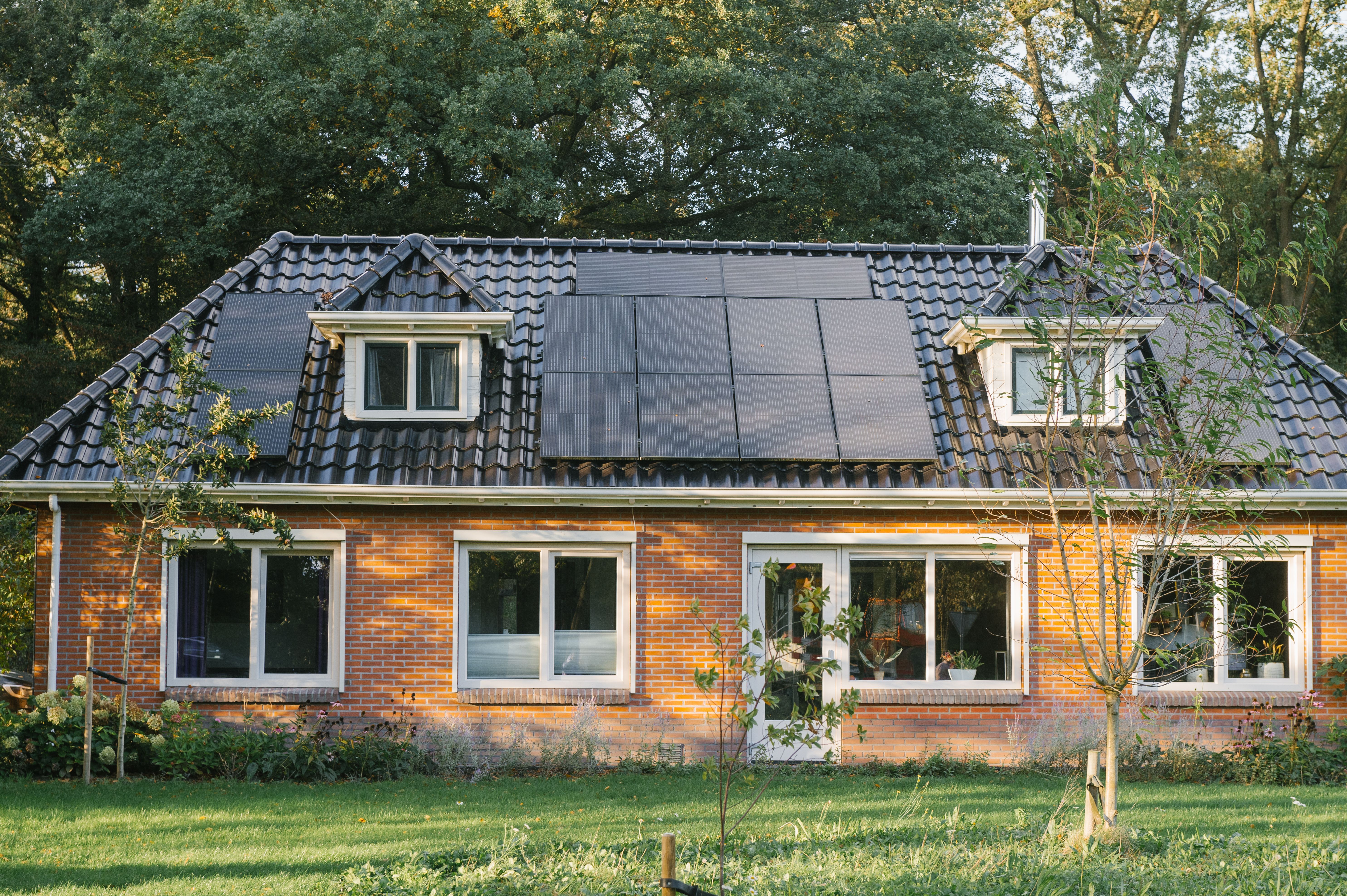 Huis in de natuur met zonnepanelen